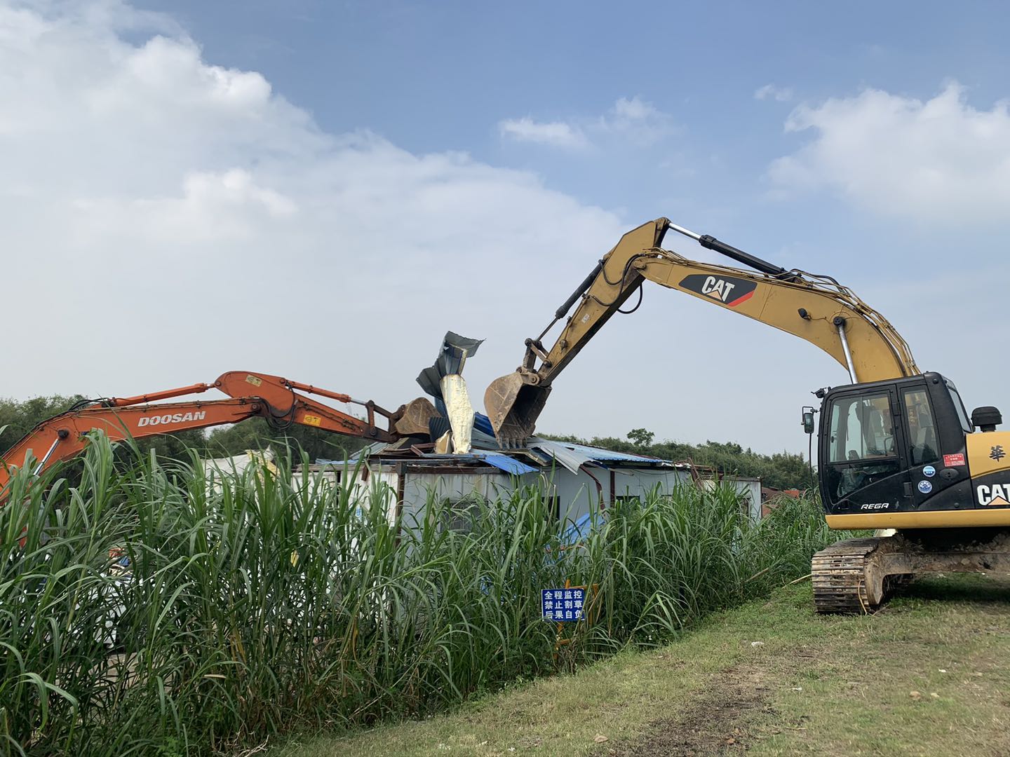 長(zhǎng)沙街道出動(dòng)大型機(jī)械拆除沿河違建.jpg