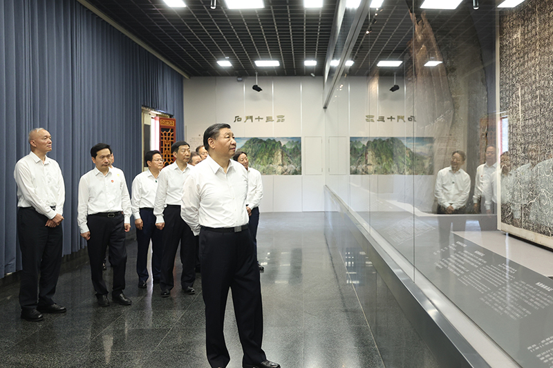 7月29日，中共中央總書記、國家主席、中央軍委主席習(xí)近平在四川考察結(jié)束返京途中，來到陜西省漢中市考察。這是習(xí)近平參觀漢中市博物館有關(guān)歷史文物展陳。