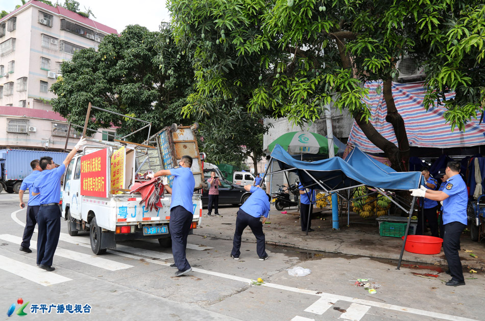 0-3 2H3A6530 - 副本 執(zhí)法隊在百匯市場對違法搭建進行專項整治.jpg