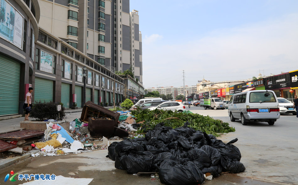 0-6 2H3A6552 - 副本 宏都水岸住宅小區(qū)正門前衛(wèi)生黑點和垃圾亂堆放問題.jpg